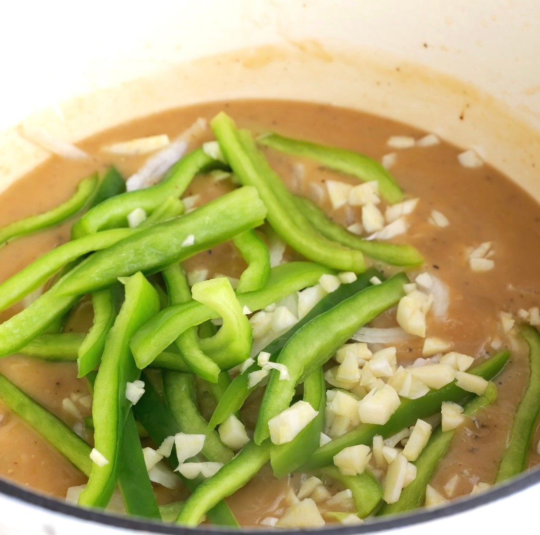 Oxtail gravy with bell peppers and garlic.